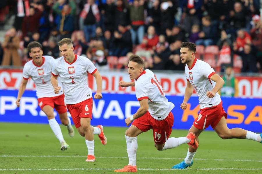 Piłkarze reprezentacji Polski świętują gola podczas meczu eliminacji ME U-21 2025 z Niemcami