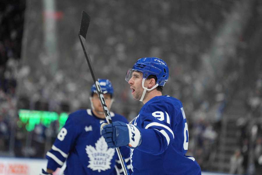 Tavares gets hat-trick as Leafs avenge Lightning rout to level series at 1-1