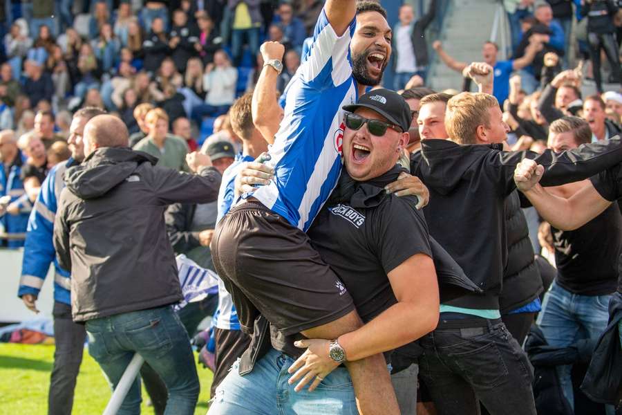 Chima Bosma viert de derbyzege van september 2023 met een Quick Boys-fan.