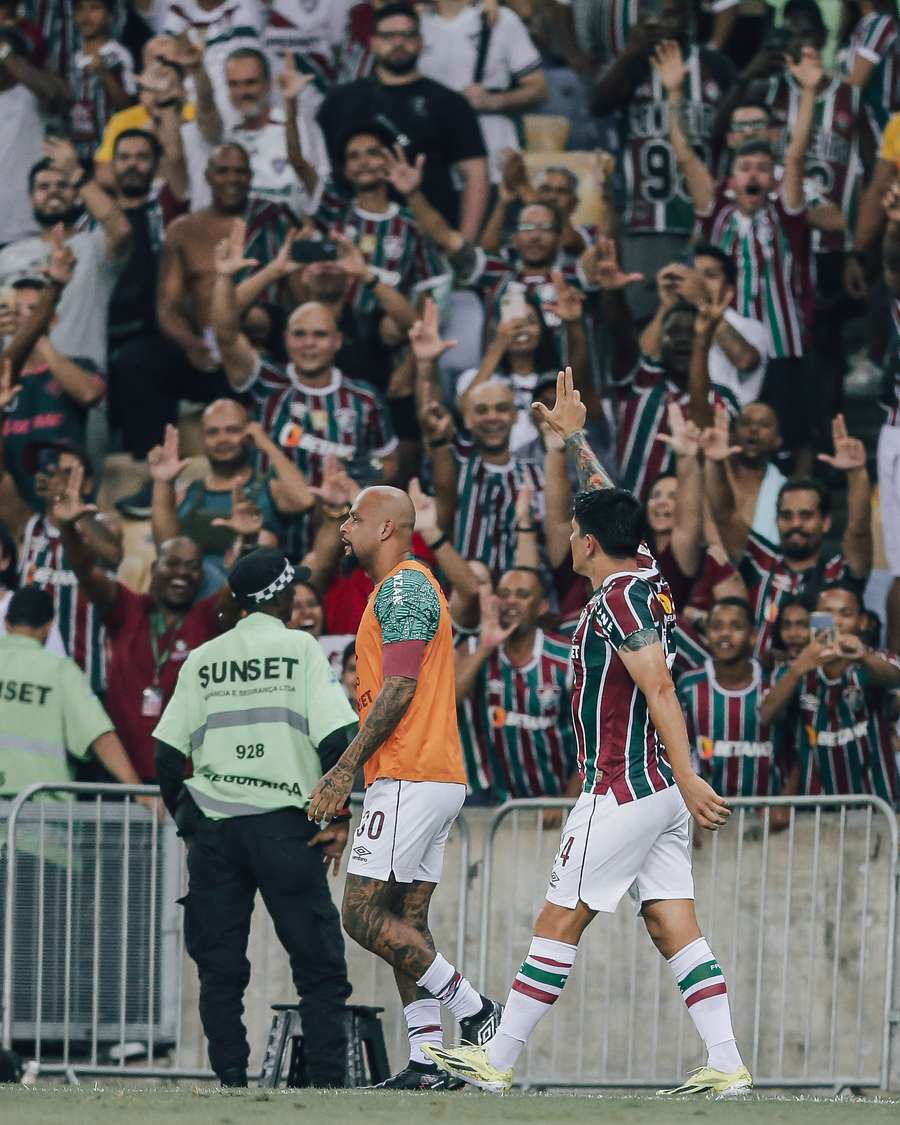 Cano voltou a fazer o L no Maracanã