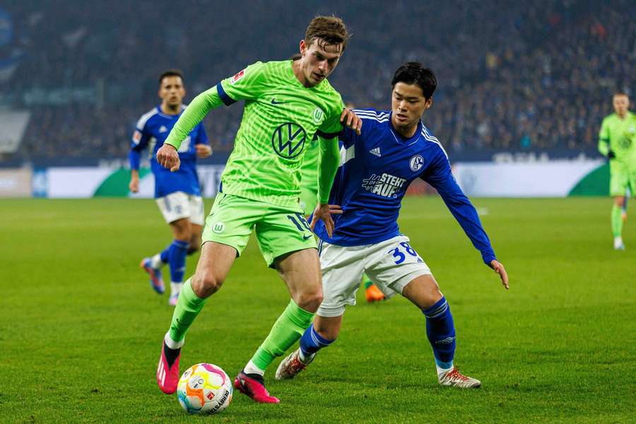 Jakub Kaminski (VfL Wolfsburg) im Zweikampf mit Soichiro Kozuki (Schalke04)