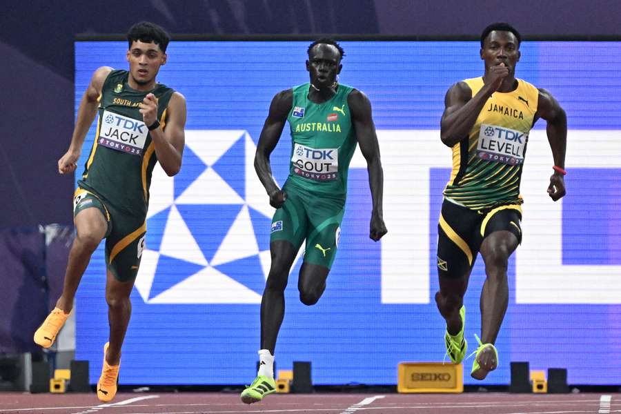 Gout Gout, australiano de 17 años, corre entre el ganador de la serie Bryan Levell (D) y el sudafricano Naeem Jack (I).