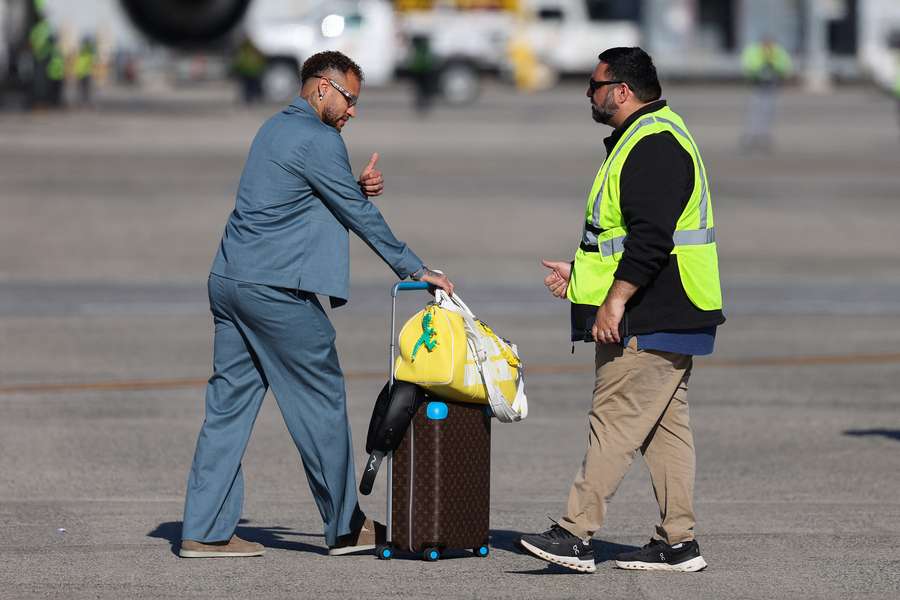 Neymar cumprimenta funcionário do Aeroporto de Newark Neymar cumprimenta funcionário do Aeroporto de Newark