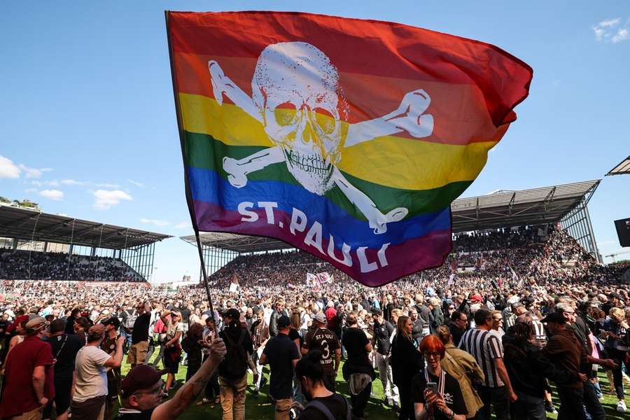 Bij St. Pauli stroomde het veld na afloop volledig vol