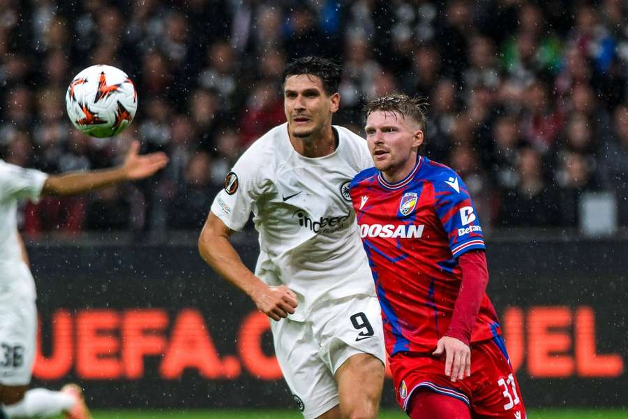 Igor Matanovič a Pavel Šulc v zápase Frankfurt – Plzeň.