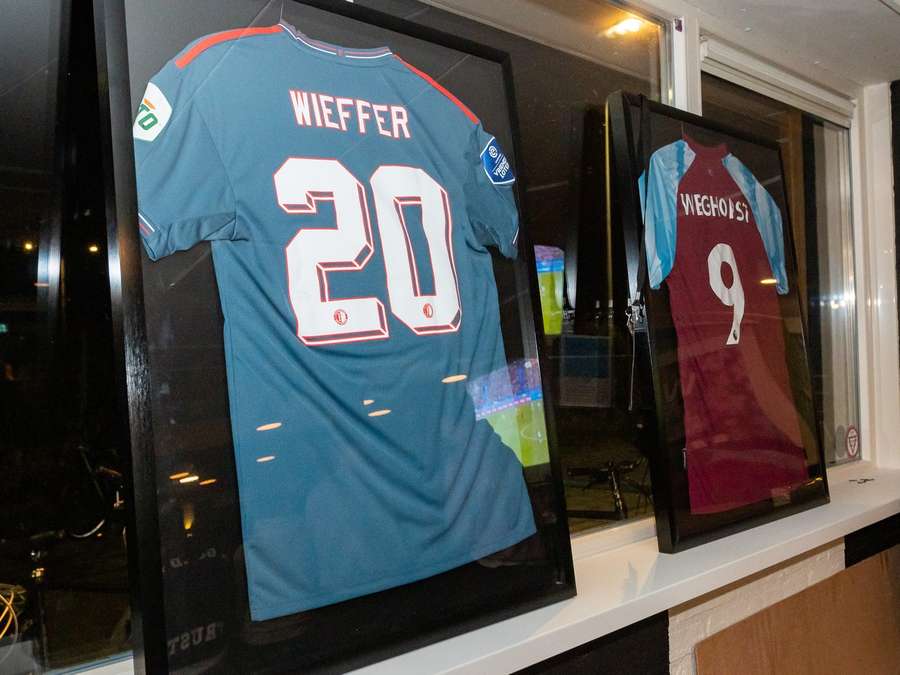 De shirts van Mats Wieffer en Wout Weghorst bij hun amateurclub RKSV NEO <mark>in</mark> Borne