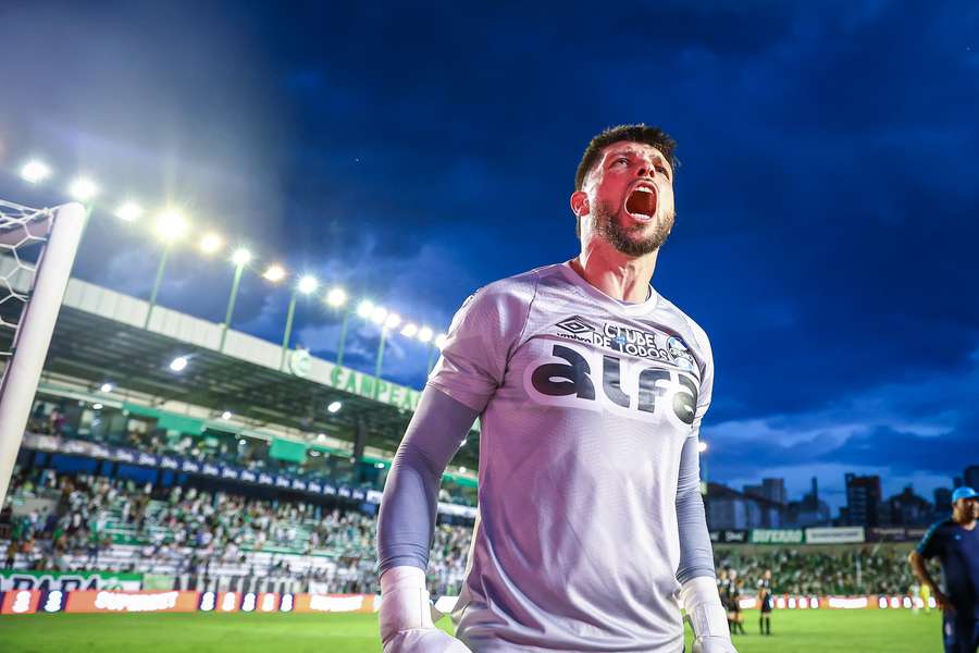 Tiago Volpi brilhou nos pênaltis de Juventude x Grêmio Tiago Volpi brilhou nos pênaltis de Juventude x Grêmio