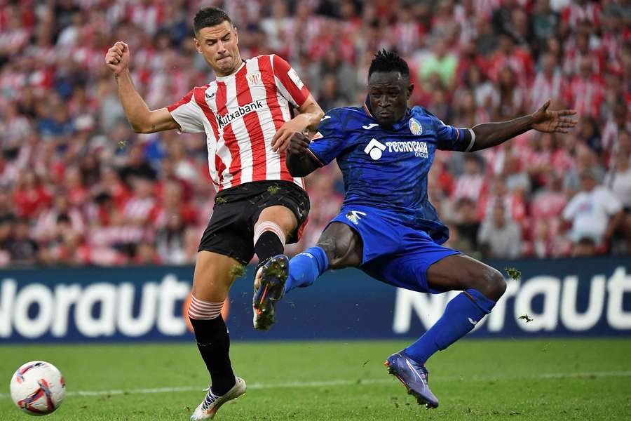 Guruzeta y Djené luchan por el balón