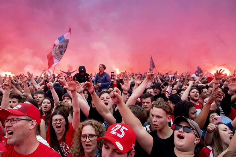 Duizenden supporters juichen PSV toe op Stadhuisplein