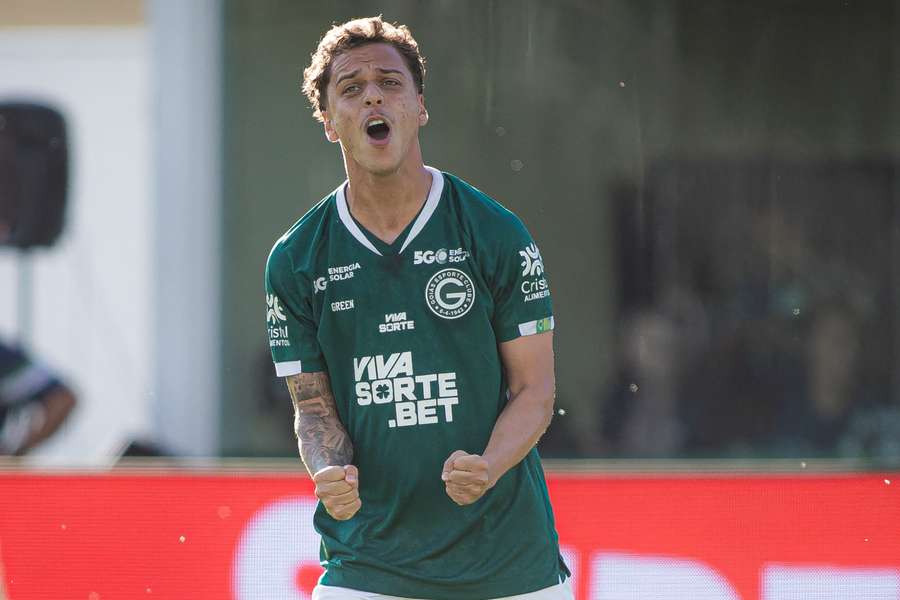 O Goiás venceu mais uma na Série B e abriu vantagem na liderança