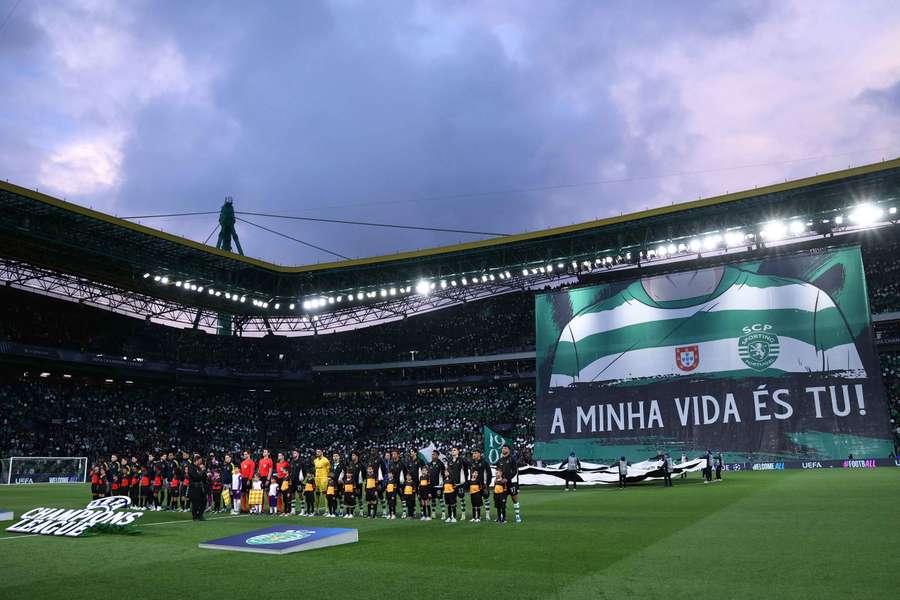 Jogadores do Sporting alinhados para o hino da Liga dos Campeões