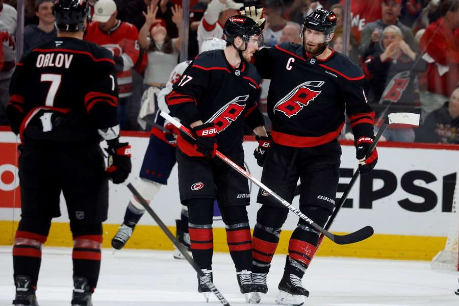 Carolina Hurricanes i Edmonton Oilers o krok od awansu do finału