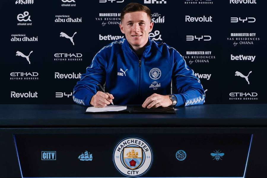 Elliot Anderson oficializado no Manchester City