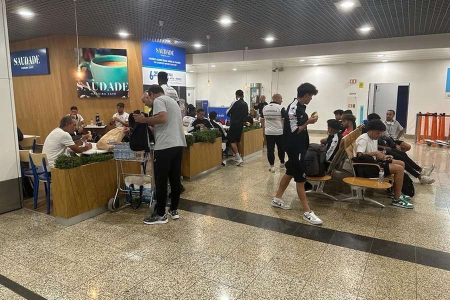 A equipa do Mirandela no Aeroporto Cristiano Ronaldo