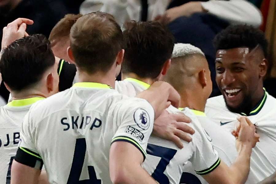 Emerson (à direita) vibra após abrir o placar para os Spurs