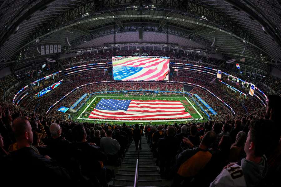 AT&T Stadium je jedním ze stadionů, kde je původně umělý povrch.