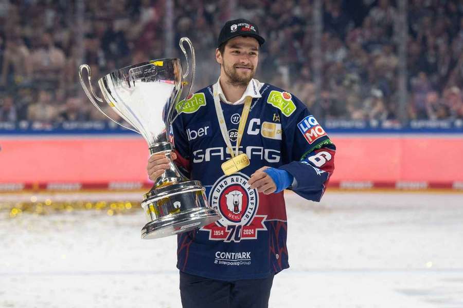 Eisbären-Kapitän Wissmann mit der Meister-Trophäe