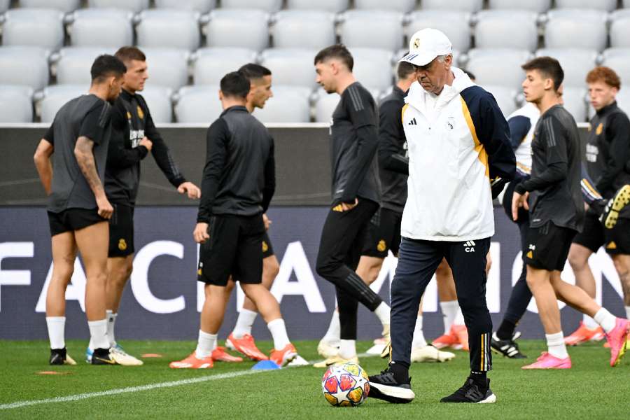 Ancelotti and his players in training