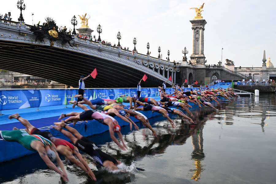 Atleti di triathlon si tuffano nella Senna durante il Test Event maschile dei Giochi olimpici di triathlon 2023