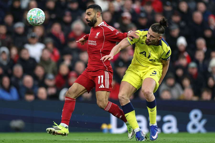 Radu Drăgușin în duel cu Mohamed Salah