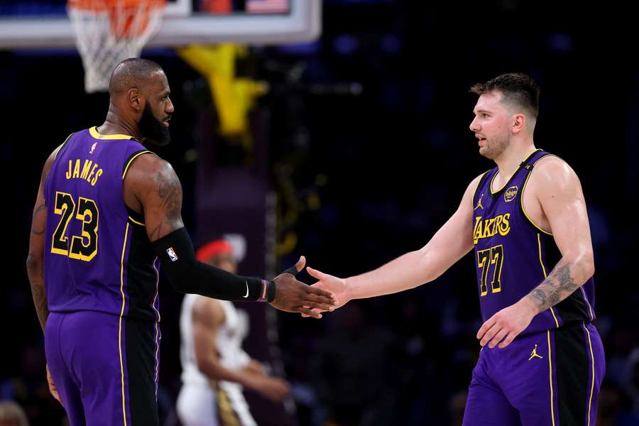 Lakers, de LeBron James e Luka Doncic, entra em quadra neste sábado (19)