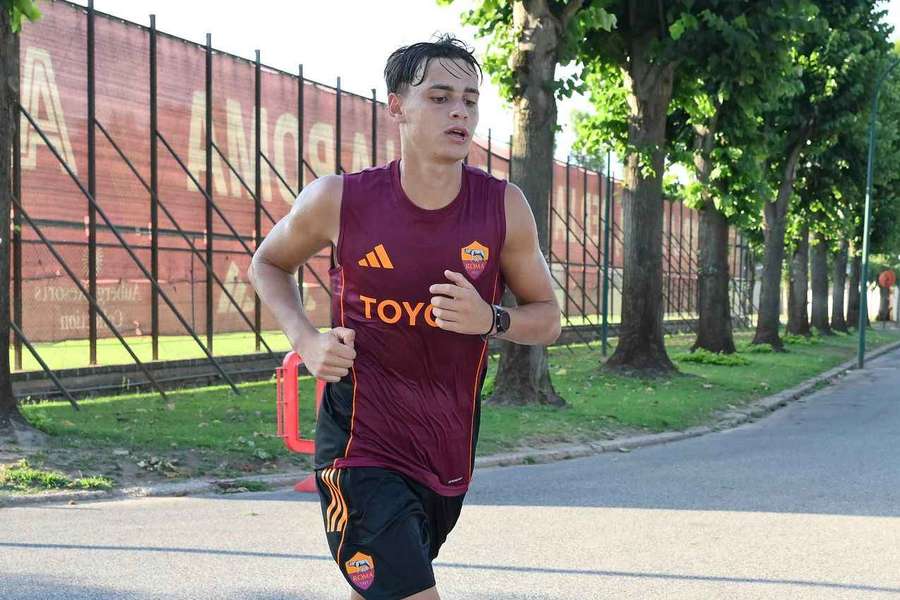Niccolò Pisilli durante la preparazione a Trigoria