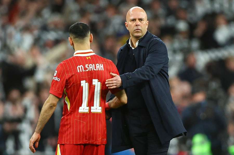 Mohamed Salah (L) and Liverpool head coach Arne Slot
