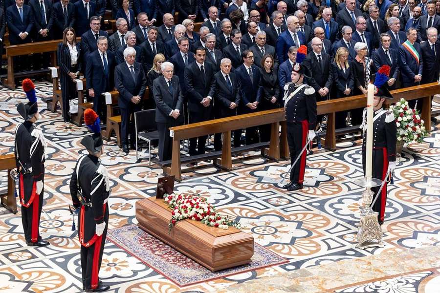 O caixão de Silvio Berlusconi no pórtico do Duomo