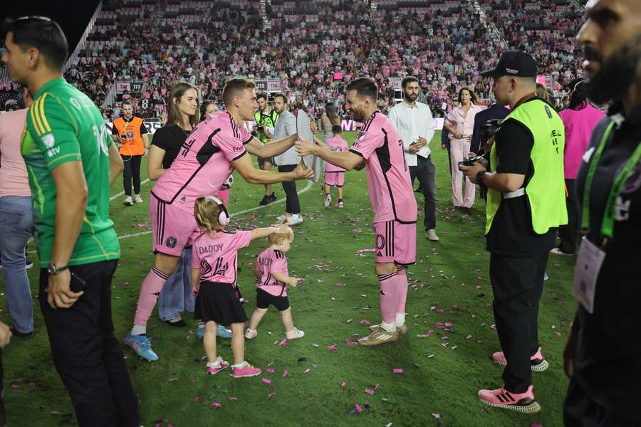 Julian Gressel (l.) und Lionel Messi (r.) herzen sich nach Spielende.