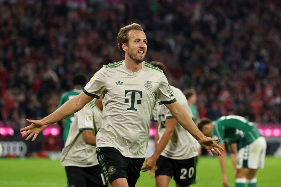 Harry Kane festeggia il suo gol con i compagni di squadra