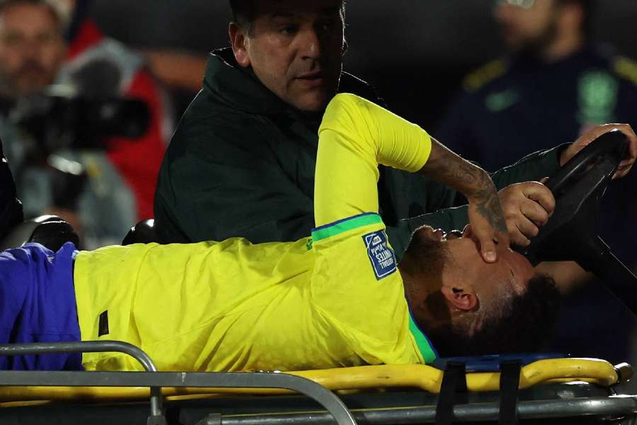 Neymar foi às lágrimas na saída de campo