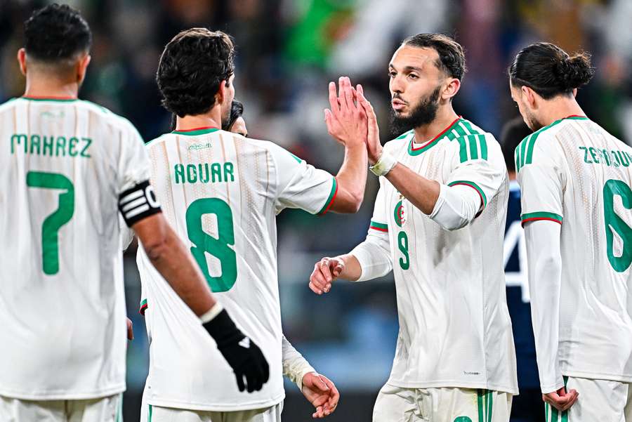 Amine Gouiri célèbre son but avec Houssem Aouar lors du match amical entre l’Algérie et le Guatemala, disputé le 27 mars 2026 au stade Luigi-Ferraris de Gênes, en Italie.