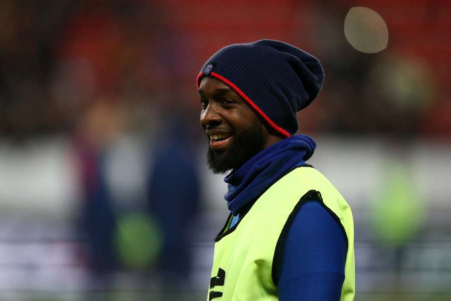 Lassana Diarra warming up Lassana Diarra warming up