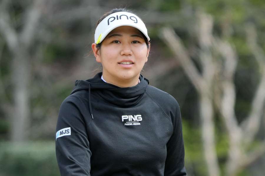 Reina Maeda, campeona de un torneo de golf en Japón por un oso