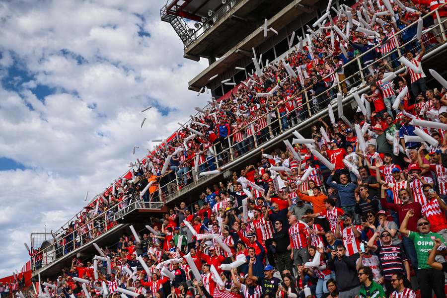 La afición de Unión celebra un gol.