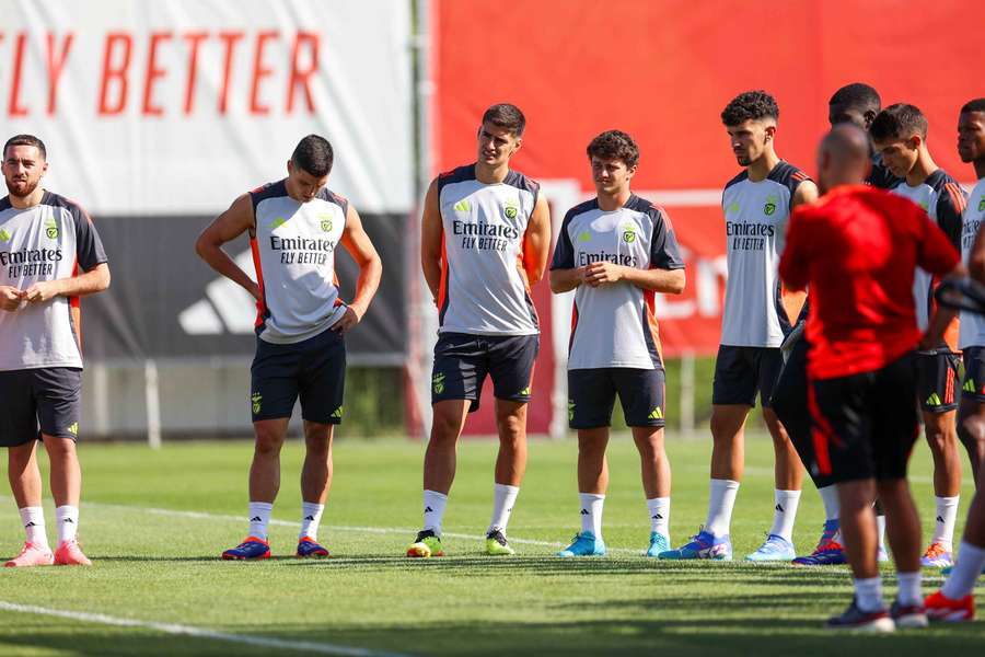 Kokçu e João Neves no treino desta terça-feira do Benfica