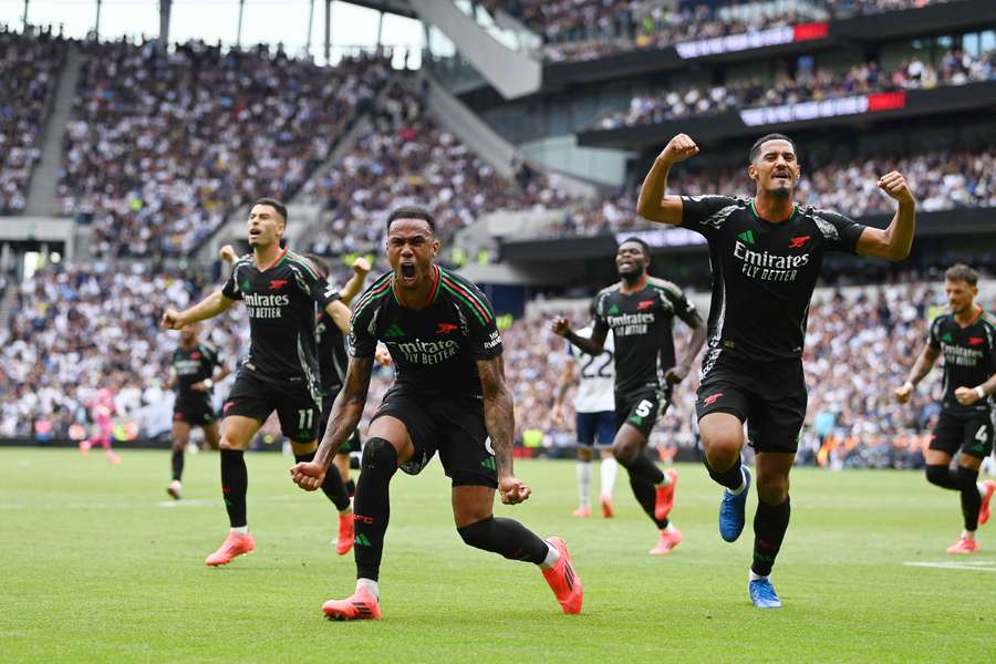 Os festejos de Gabriel Magalhães no estádio do Tottenham