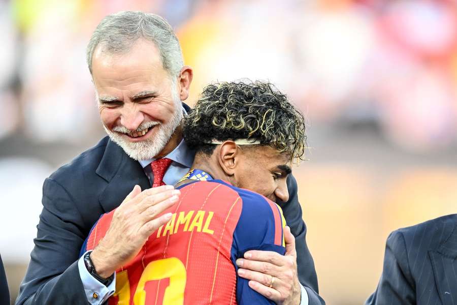 Regele Spaniei, Felipe al VI-lea, îl îmbrățișează pe Lamine Yamal după triumful Furiei Roja la Cupa Mondială 2026 Regele Spaniei, Felipe al VI-lea, îl îmbrățișează pe Lamine Yamal după triumful Furiei Roja la Cupa Mondială 2026