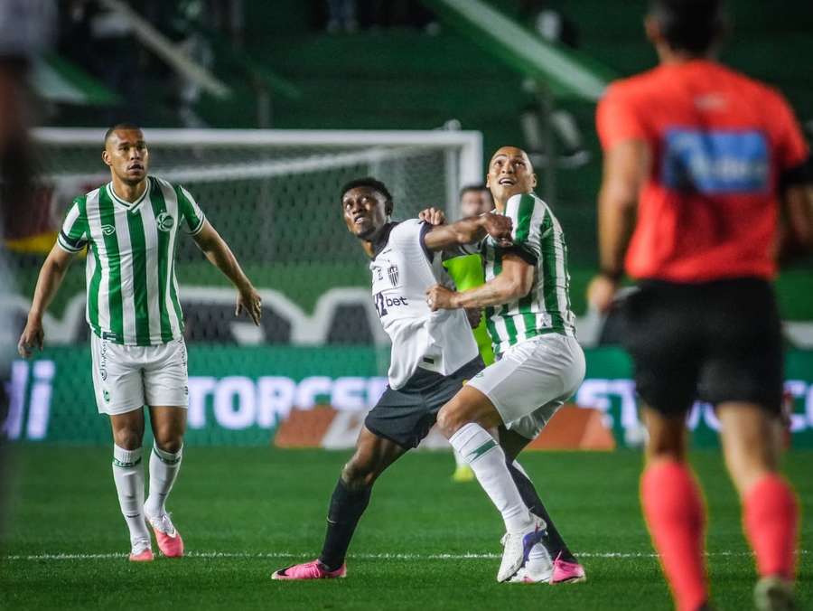 Cassierra teve atuação apagada no ataque do Galo Cassierra teve atuação apagada no ataque do Galo