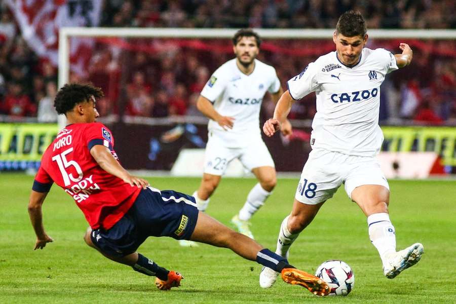 Leny Yoro frente a Ruslan Malinovskyi na época passada