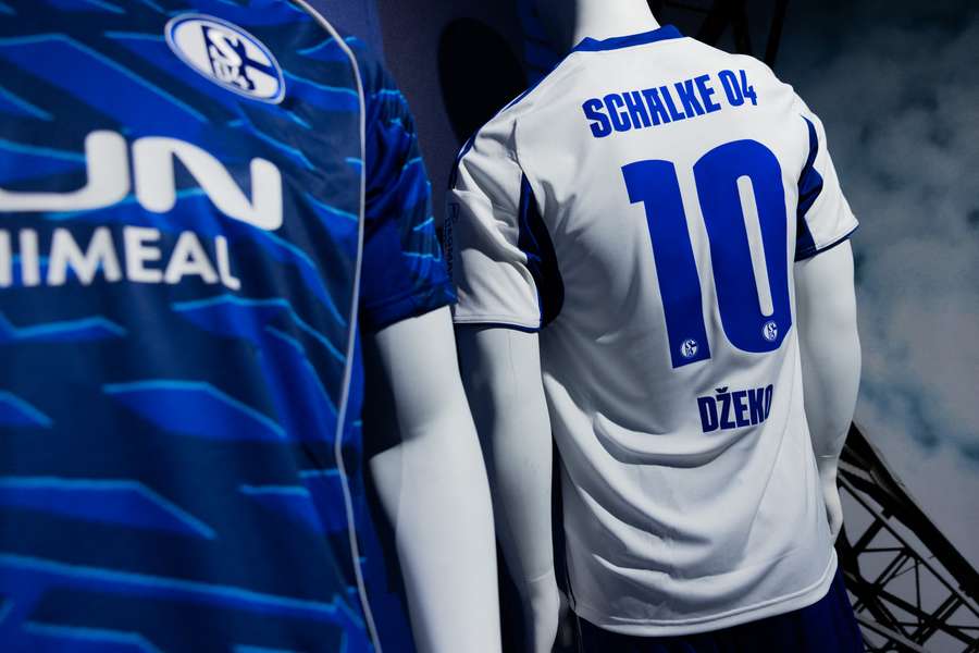 Dzekos Trikot im Schalker Fanshop ist direkt ein Renner