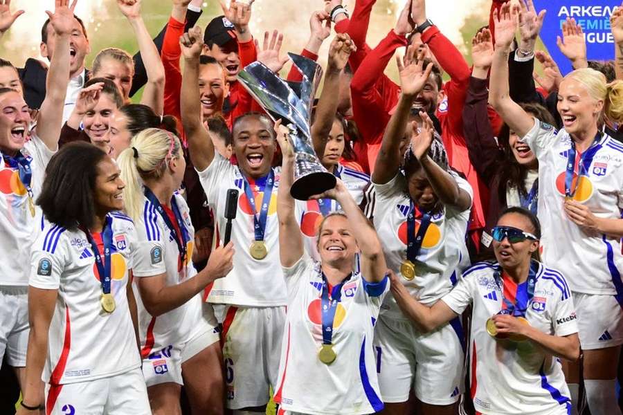 Eugénie Le Sommer soulevant le trophée de la Première Ligue, le 16 mai 2025.