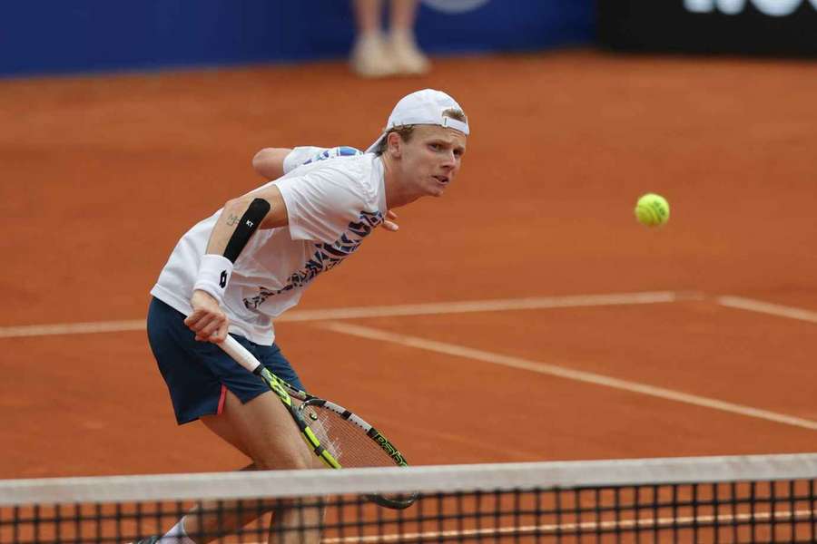 Jesper de Jong in actie tegen Max Hans Rehberg in Hamburg