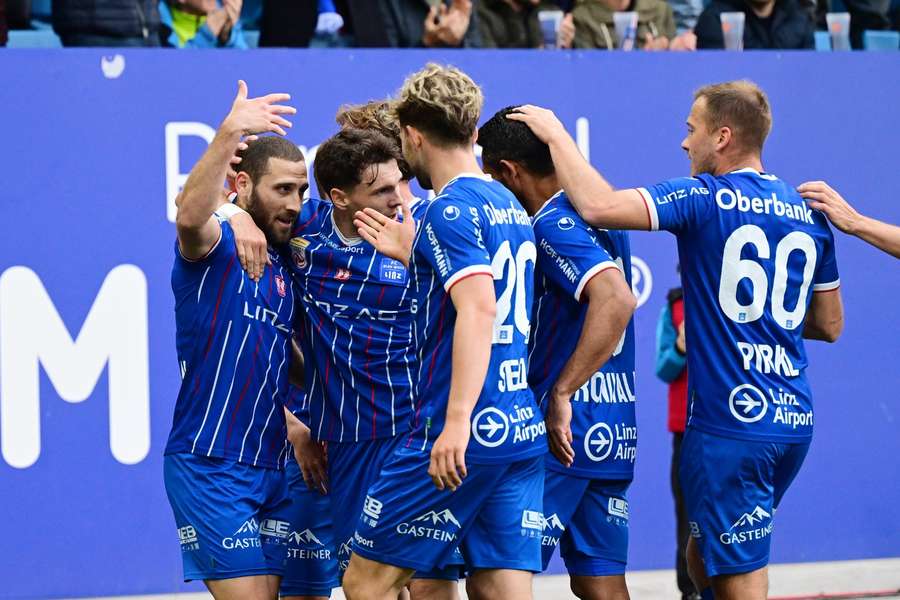 Blau-Weiß feiert ein Tor.