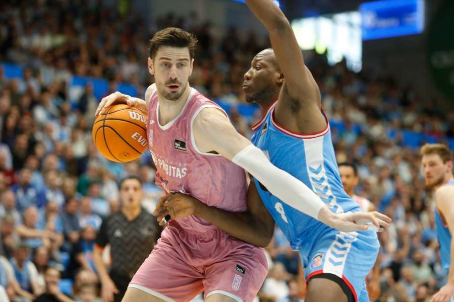 Tomic ante Sakho en el Breogán-Joventut