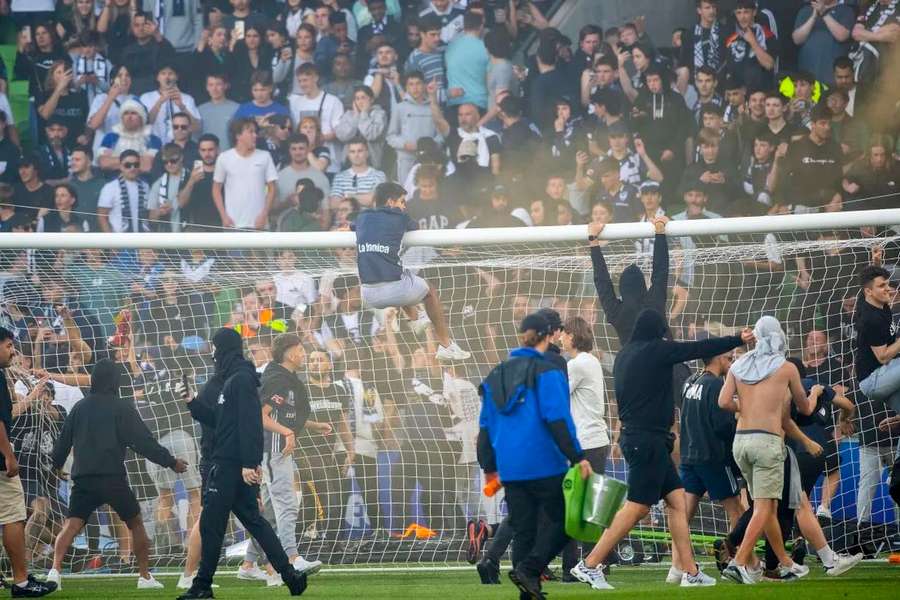 Violenta invasão de campo dos adeptos do Melbourne Victory interrompeu o dérbi frente ao Melbourne City 