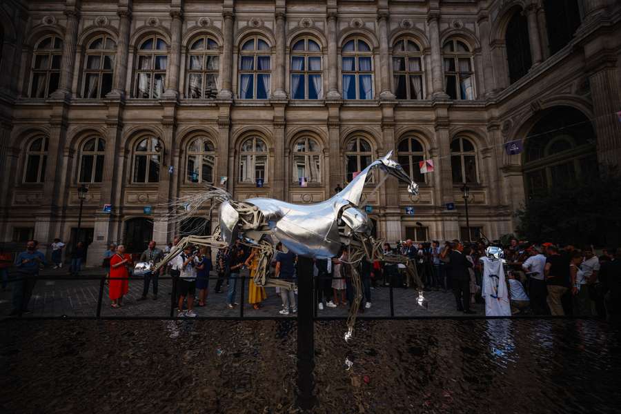 O cavalo Zeus na Câmara Municipal de Paris