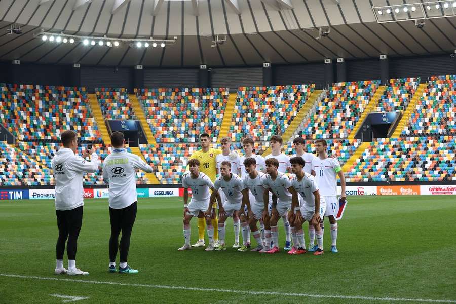 Česká devatenáctka před loňským zápasem s Itálií. Česká devatenáctka před loňským zápasem s Itálií.