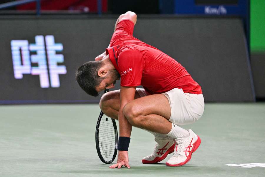 Chinuit din nou de căldură, Djokovic se califică în semifinale la Shanghai