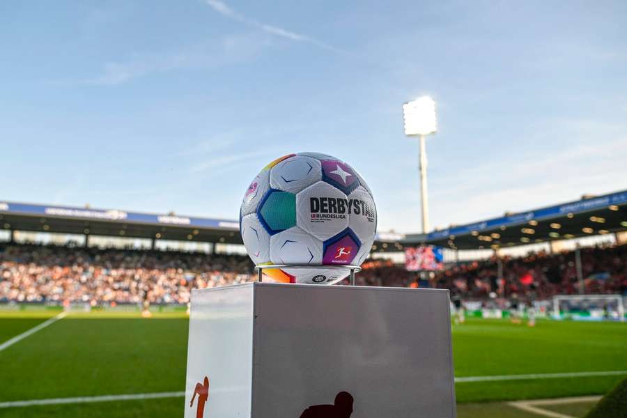 Der offizielle Bundesliga-Spielball im Bochumer Ruhrstadion.